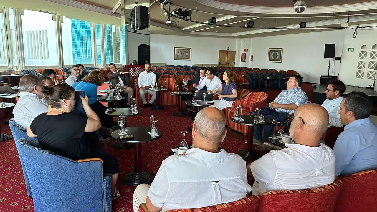 Reunión entre el Ayuntamiento y hoteleros de Yaiza.