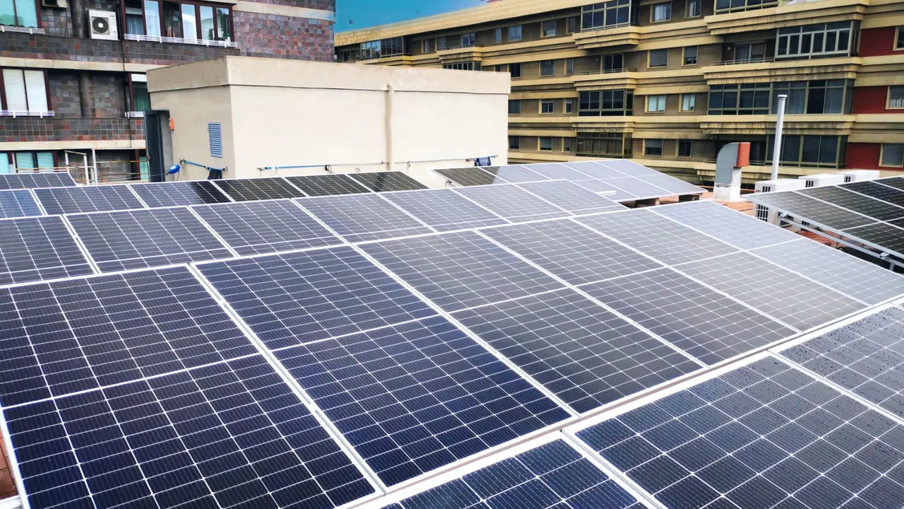 Instalación fotovoltaica en la tienda HiperDino Triana.