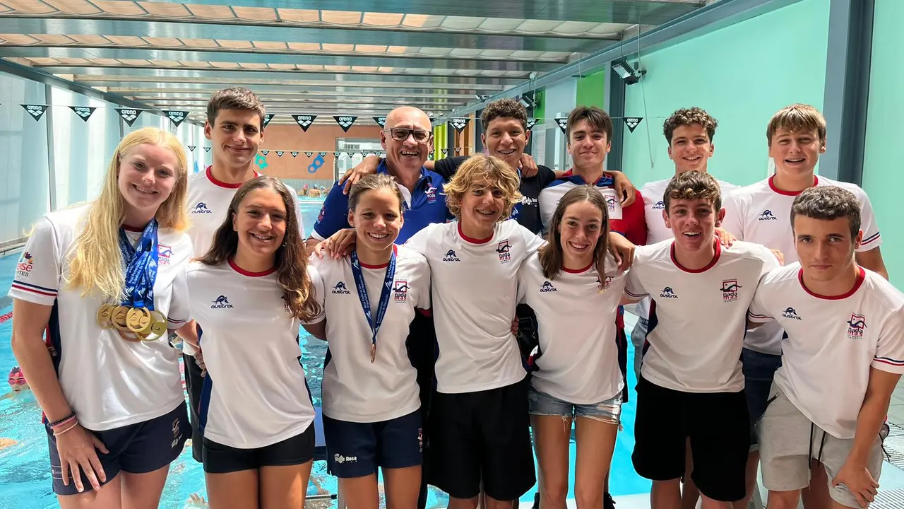 Kennedy Denby y Club Nadamas.