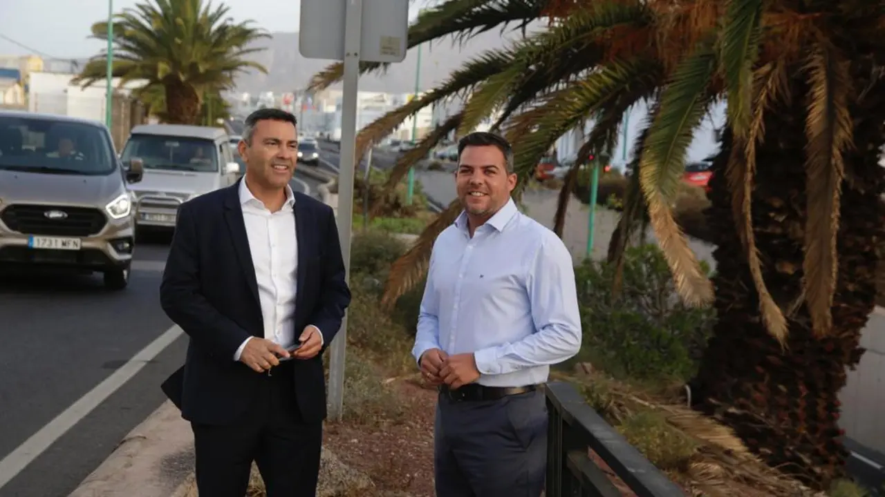 El presidente, Oswaldo Betancort, junto al vicepresidente, Jacobo Medina, en la LZ-20.