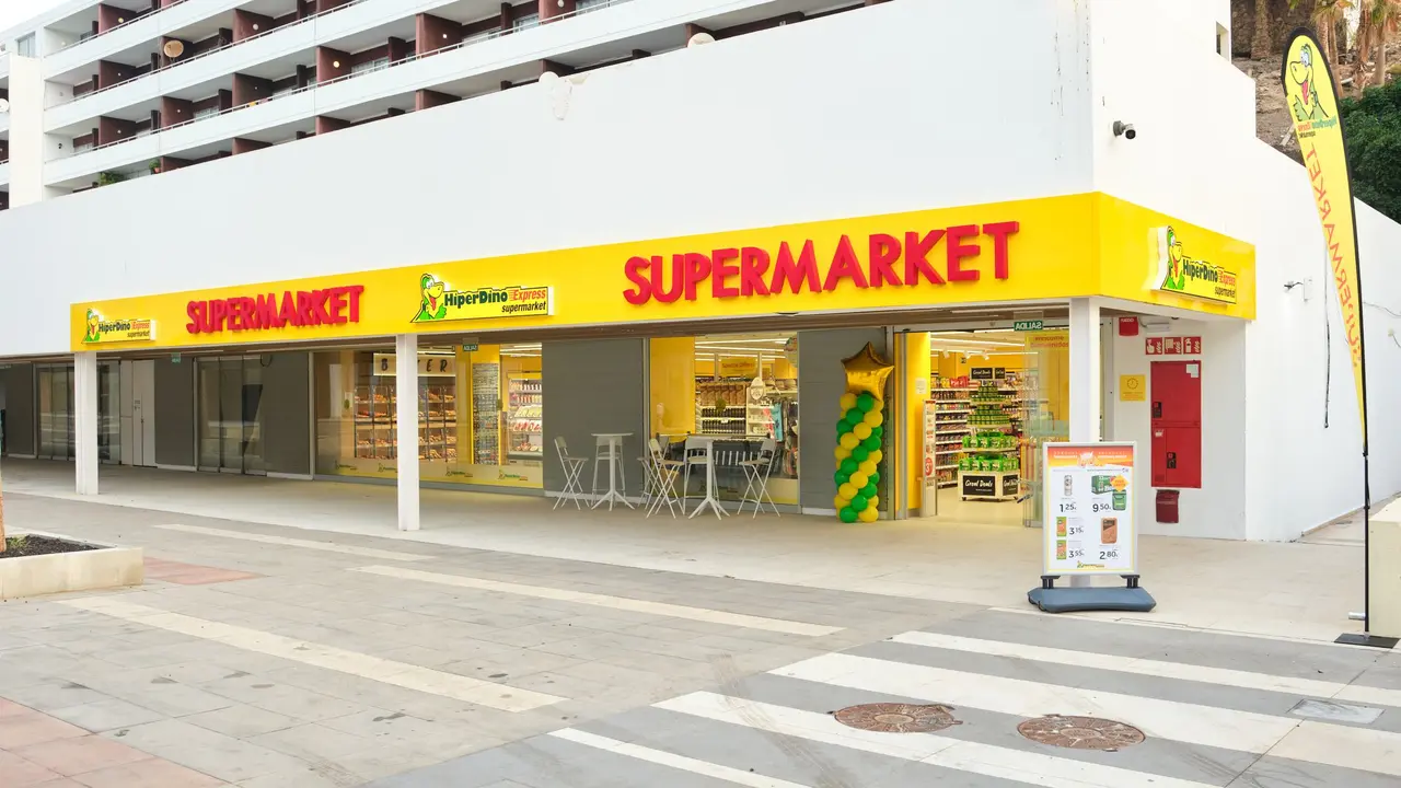 Fachada de la nueva tienda HiperDino Express El Saladar, Fuerteventura.