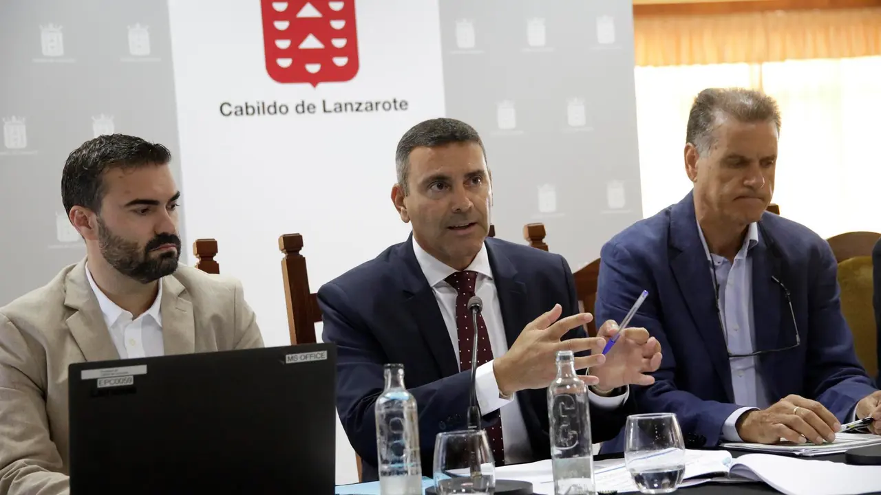 Oswaldo Betancort, en el centro, y Domingo Cejas, a la derecha.