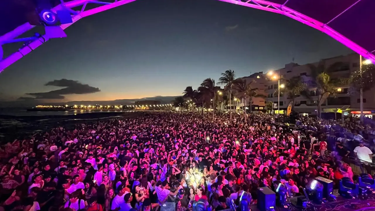 La playa de El Reducto se llenó con más de 10.,000 personas para disfrutar del Arrecife Summer Fest.