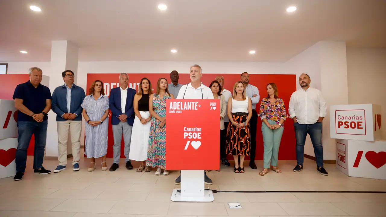 Ángel Víctor Torres y los diputados y senadores socialistas electos el 23J.