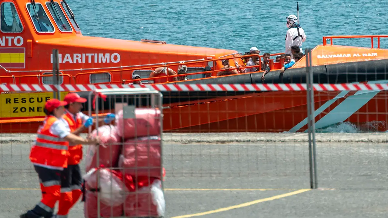 Personas migrantes atendidas en Puerto Naos. Foto EFE.