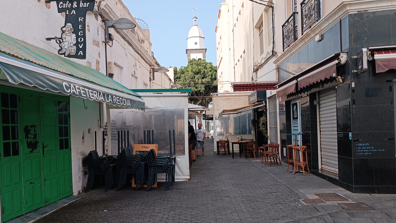Al fondo, la Plaza de Las Palmas y la torre de la iglesia.
