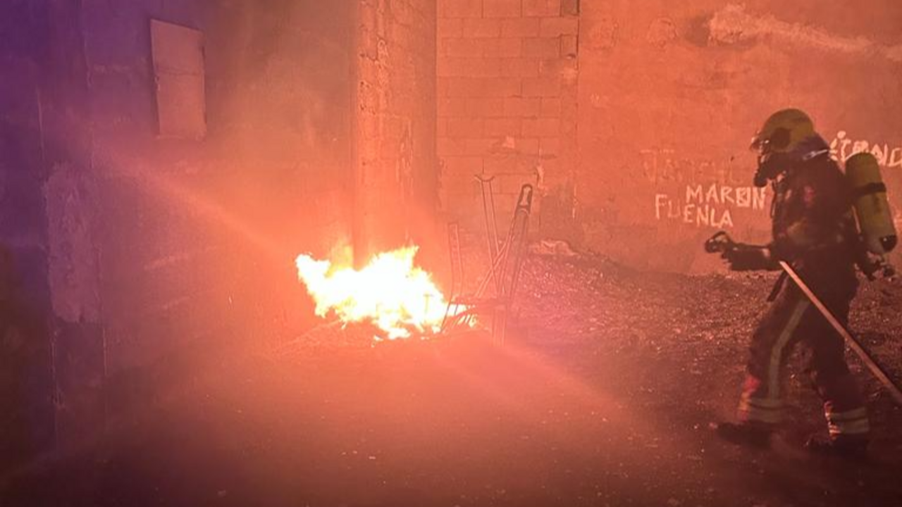 Los bomberos sofocan el peque&ntilde;o incendio.