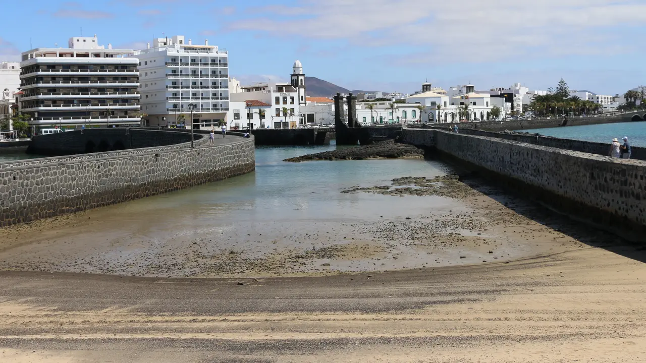 Marina de Arrecife a marea vacía.