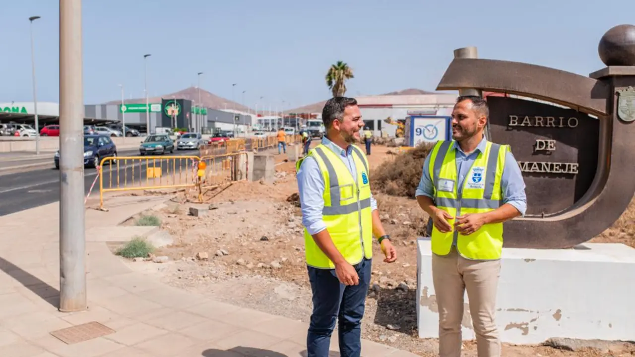 Nueva fase de la obra Calle Tenderete. El alcalde de Arrecife y el vicepresidente del Cabildo visitan los trabajos.