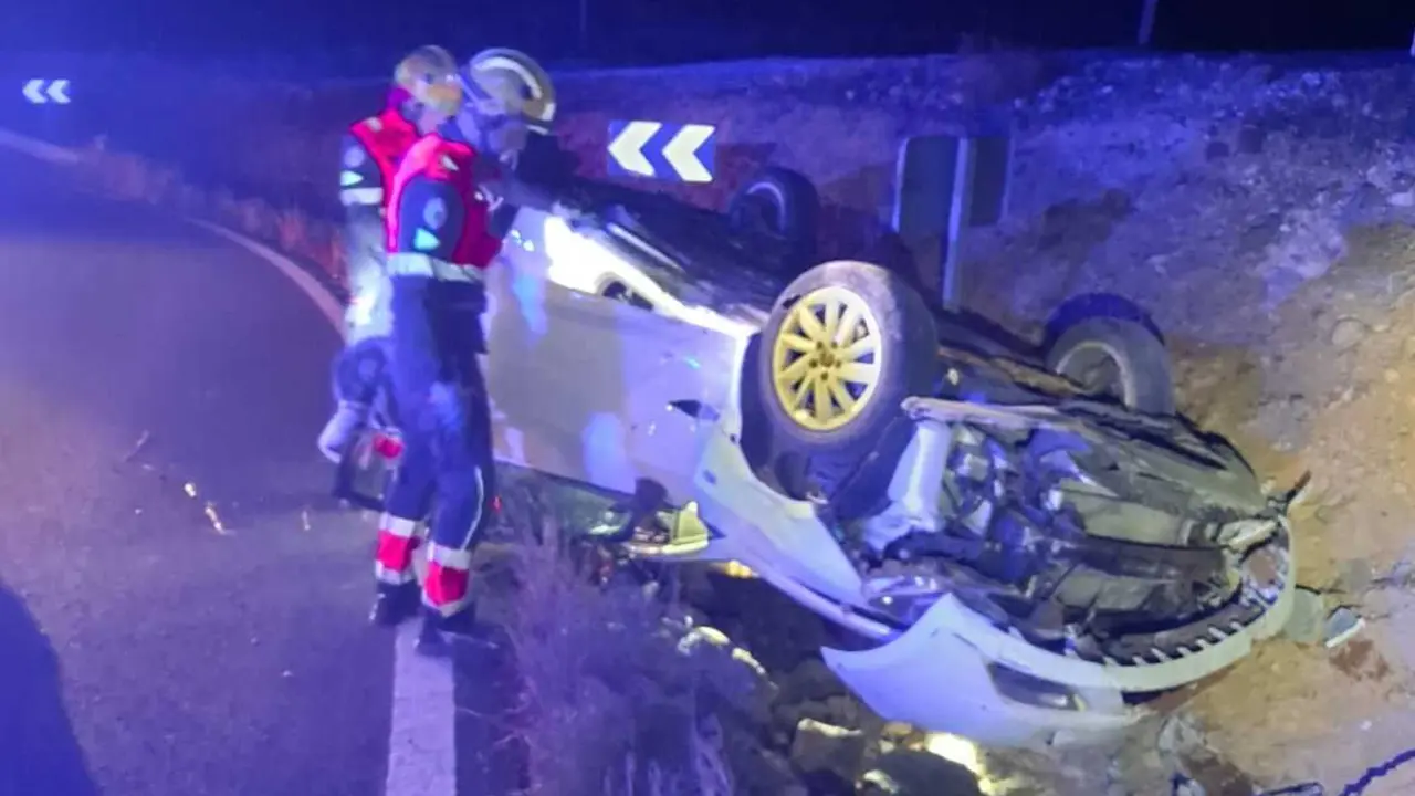 Veh&iacute;culo volcado.