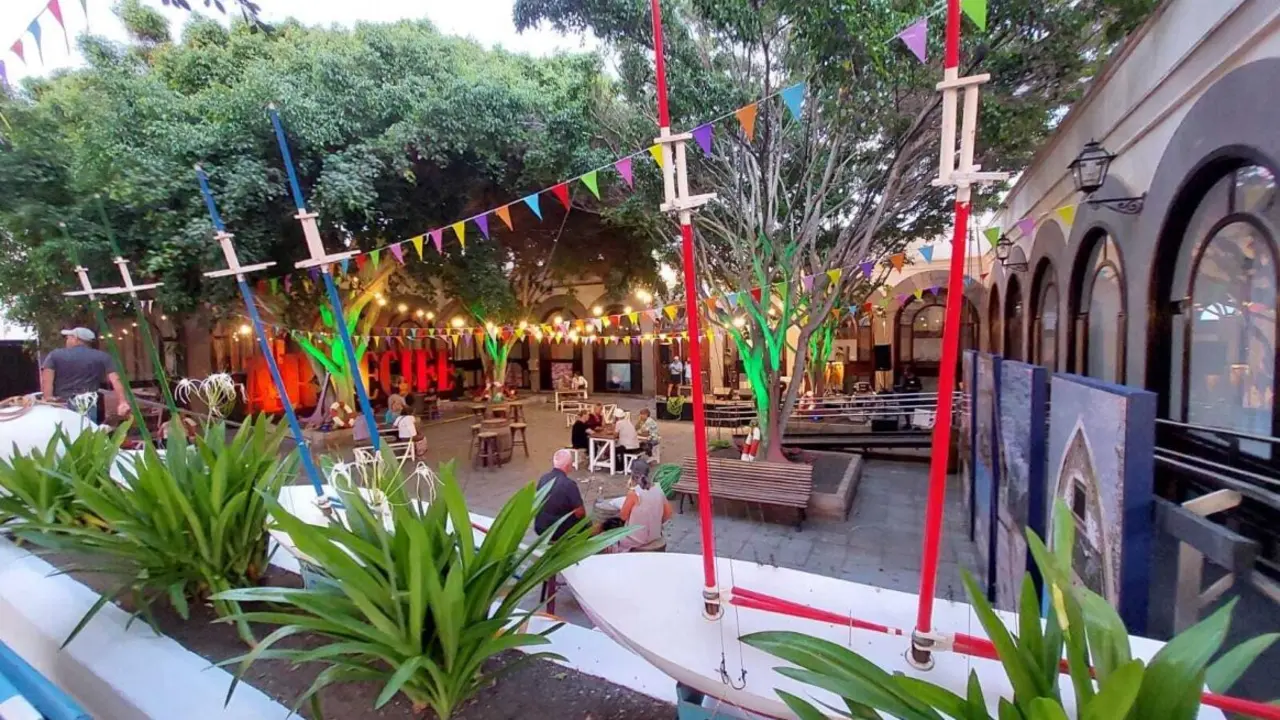 La Recova ha sido decorada con temática marinera.