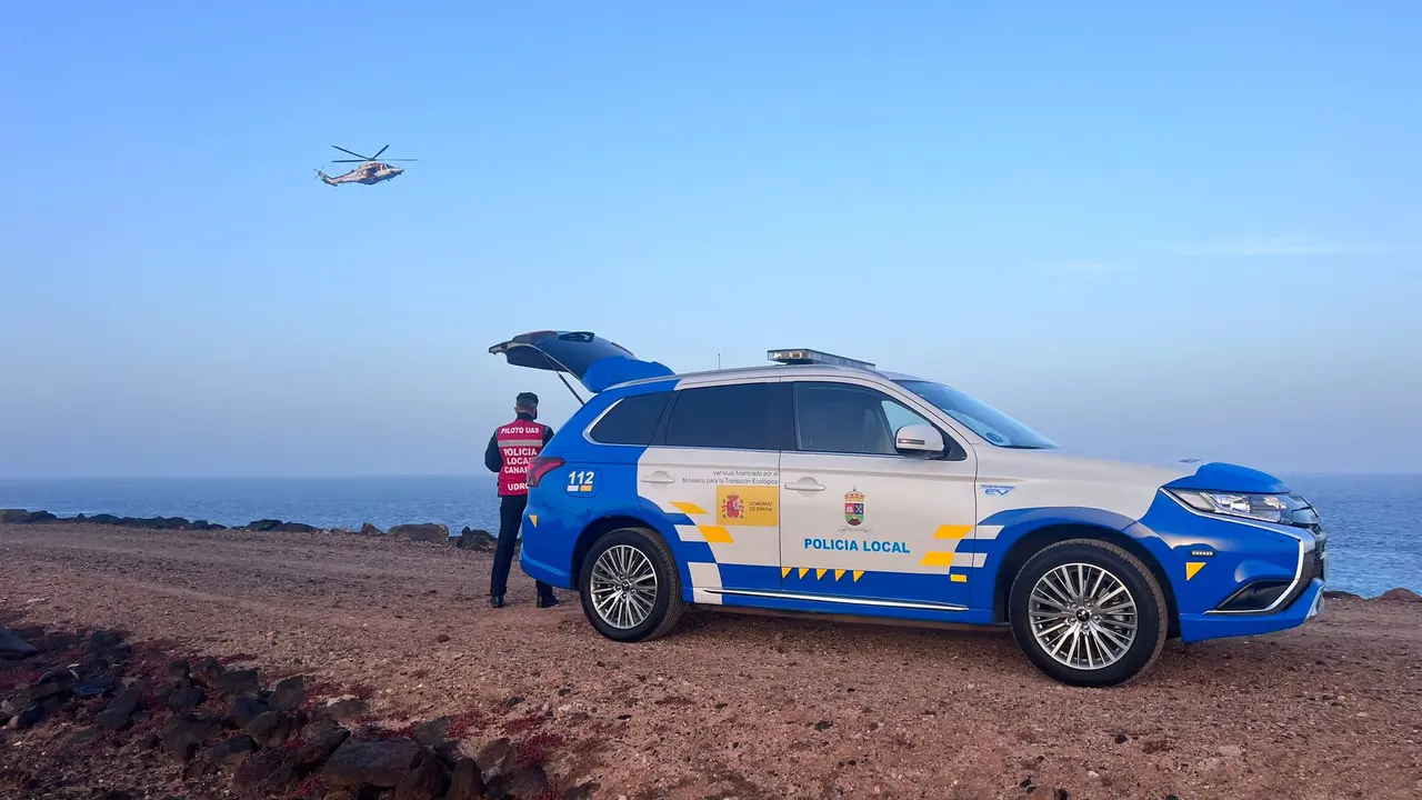 Policía Local Yaiza en un operativo de rescate de un pescador desaparecido.