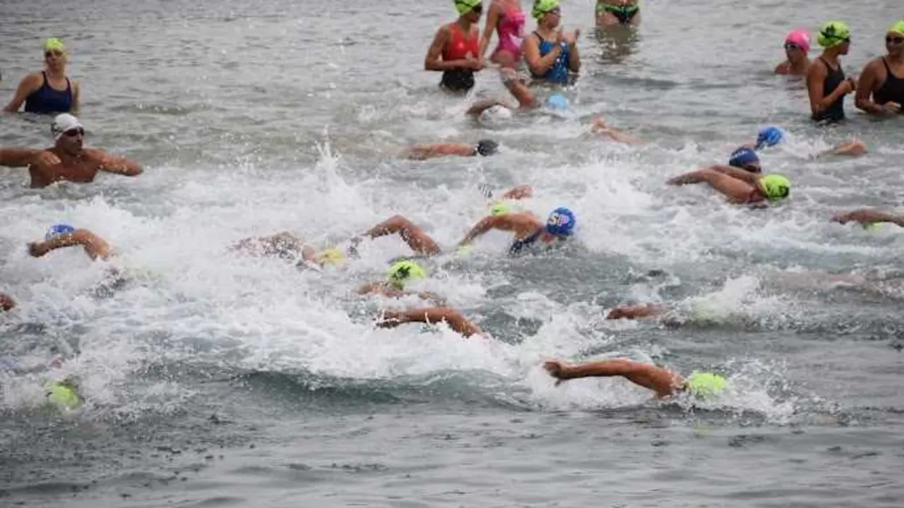 Travesía a nado. Imagen de archivo.