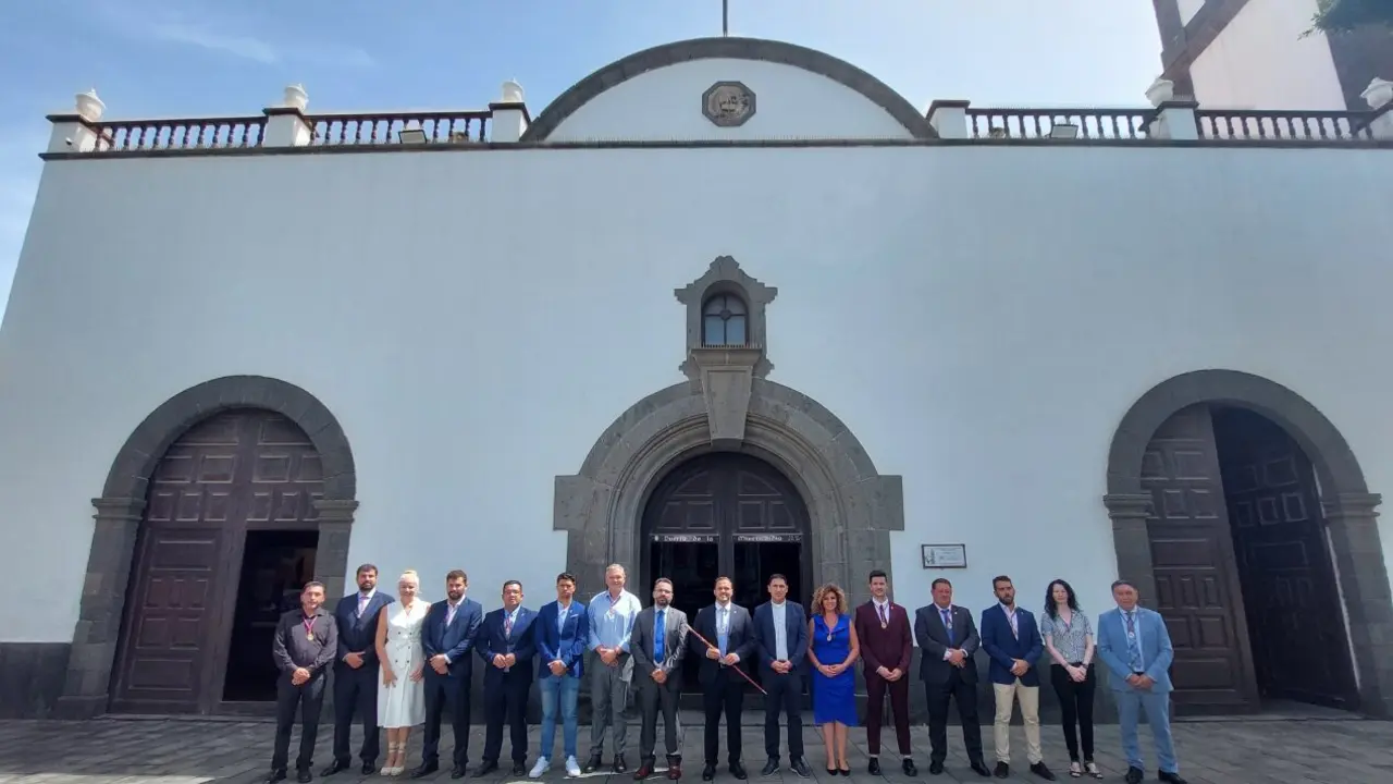 Corporación municipal de Arrecife presente en el acto.