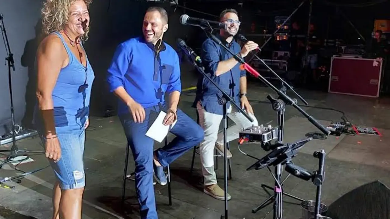 El alcalde y el concejal de Festejos junto a Rosana.