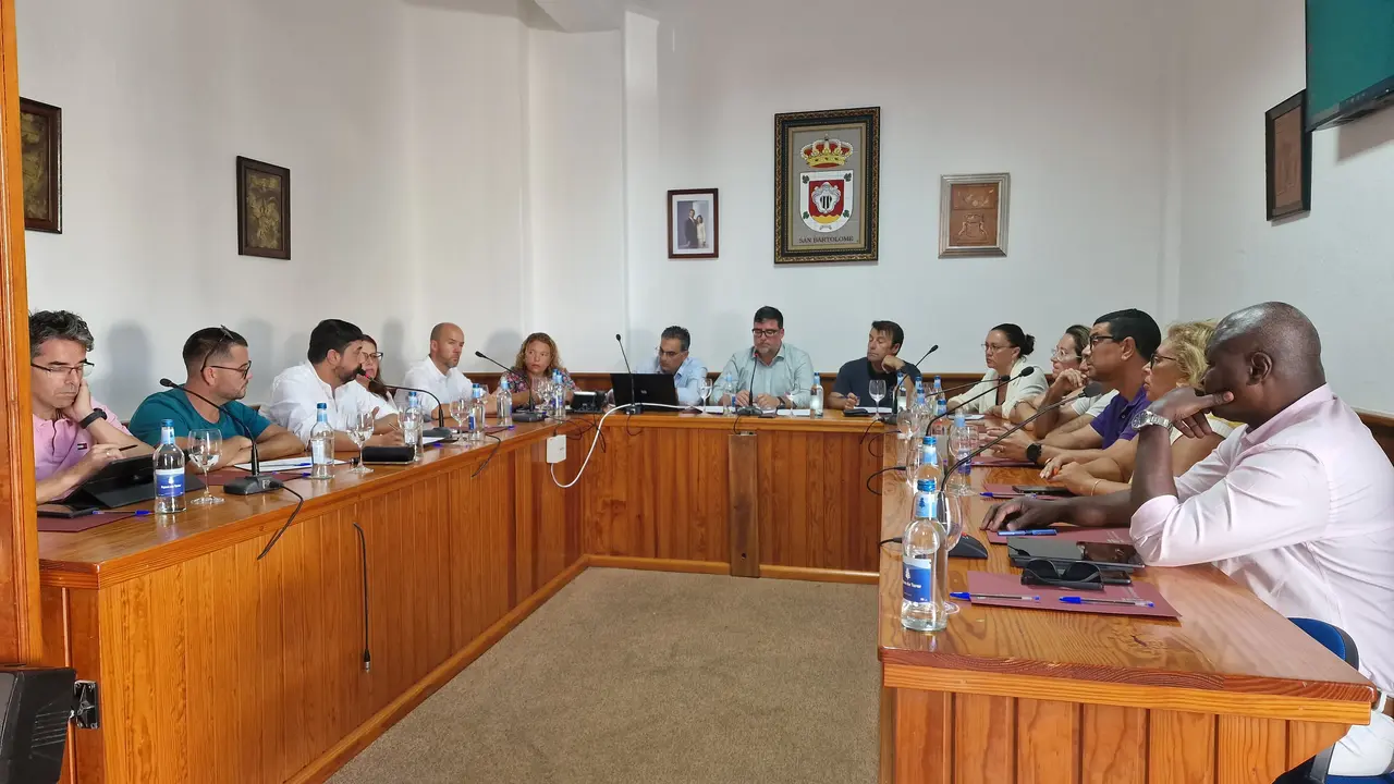 Pleno municipal de San Bartolomé.