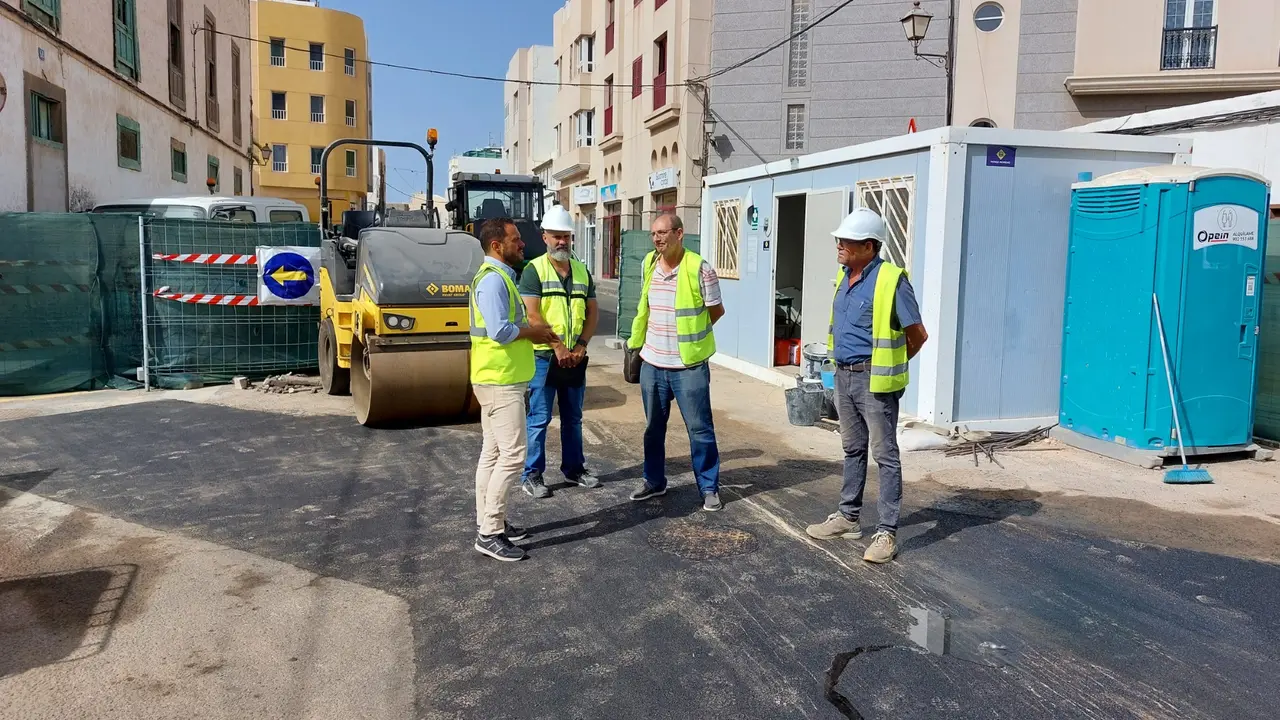 Obras del emisario submarino. El alcalde de Arrecife visita las obras en la zona de Valterra.