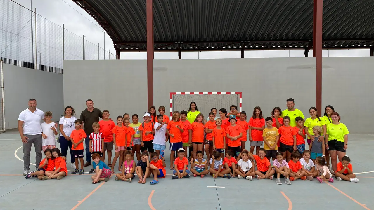 Parte del grupo con el alcalde y el concejal de Deportes.