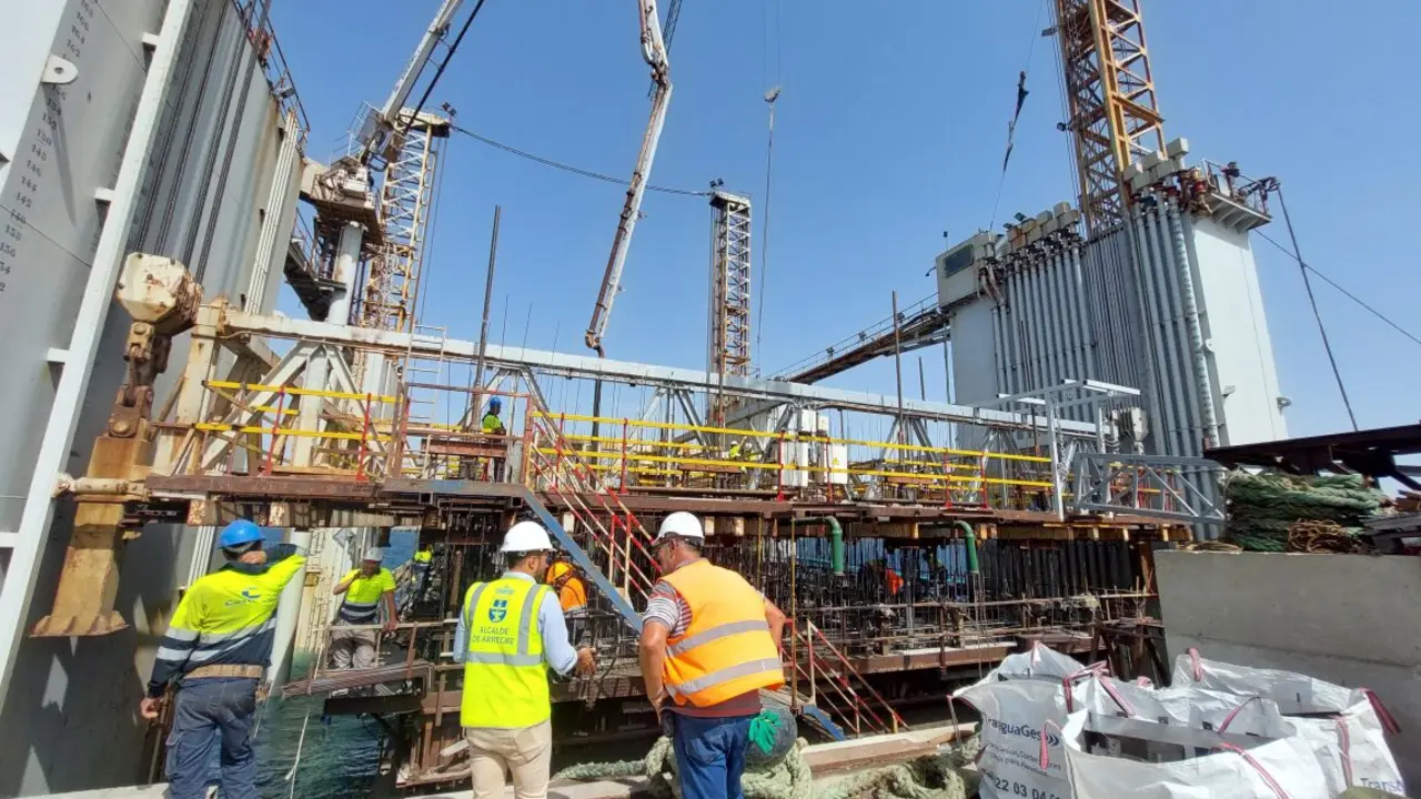 El alcalde de Arrecife en el puerto.