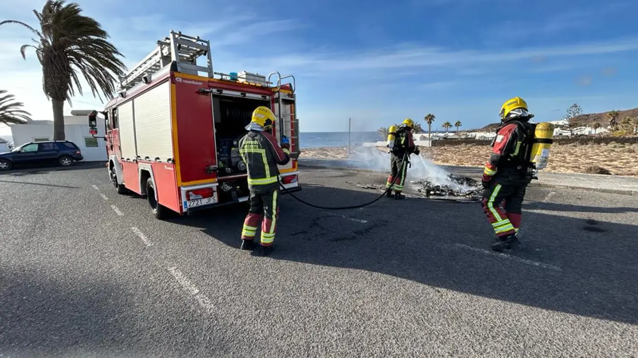 Bomberos en acci&oacute;n.