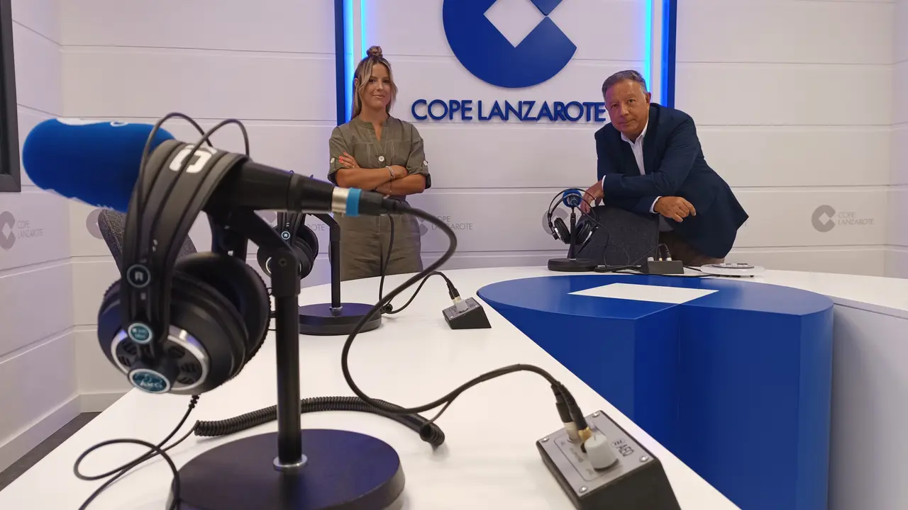 Los periodistas Jaime Puig y Paola Delgado, las voces de COPE Lanzarote.