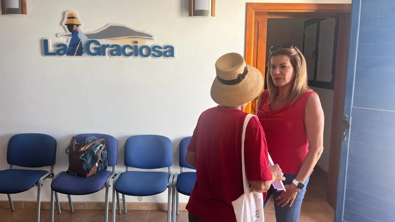 La consejera de Hacienda y Contratación en La Graciosa.