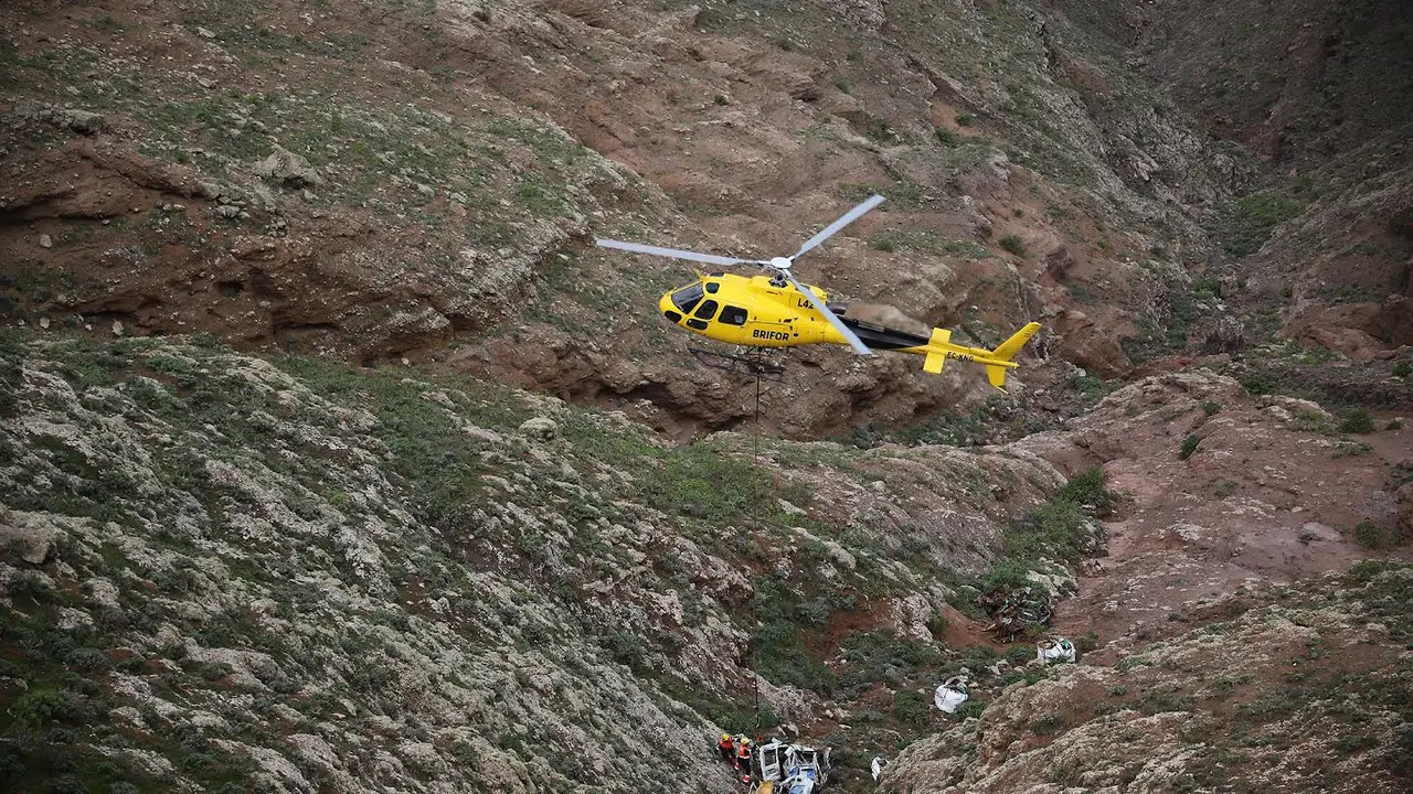 Retirada con medios aéreos de vehículos precipitados en el Risco de Famara en fechas recientes.
