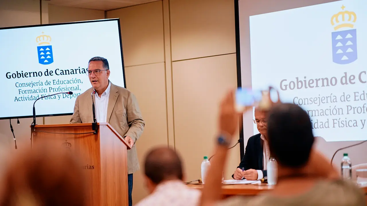 El consejero de Educación del Gobierno de Canarias, Poli Suárez, en rueda de prensa
