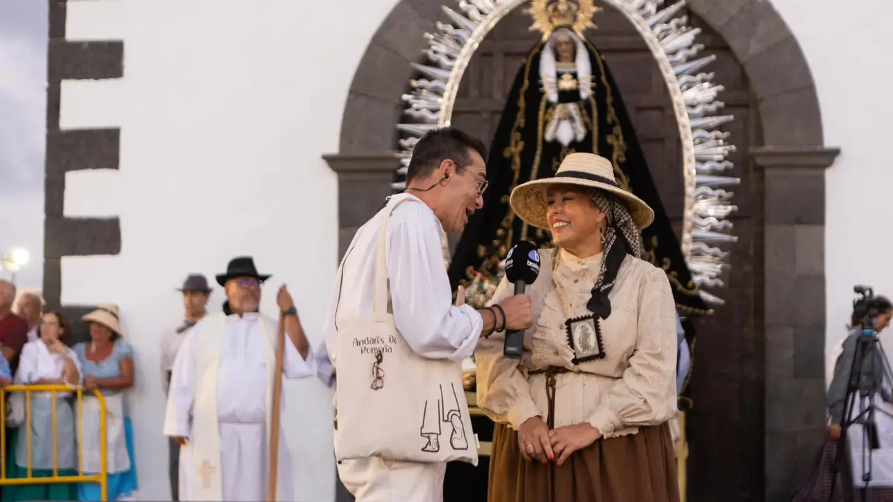 Jos&eacute; Duarte entrevista a la presidenta del Parlamento de Canarias, Astrid P&eacute;rez, a las puertas de la ermita.