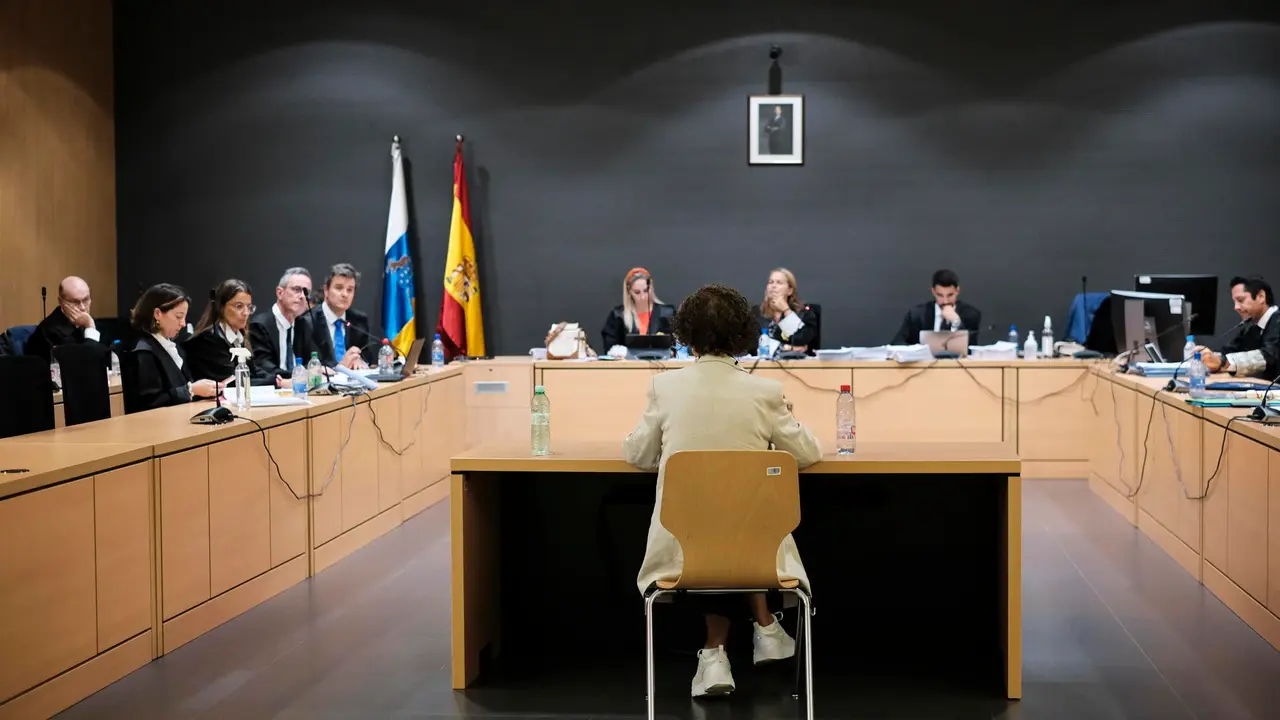 La ex alcaldesa de Arrecife declara ante el tribunal de justicia.