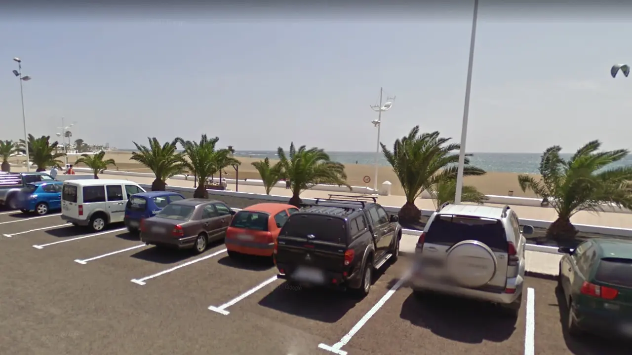 Aparcamiento hoy cerrado y que motiva el rechazo de las obras del Parque Urbano de Playa Honda.