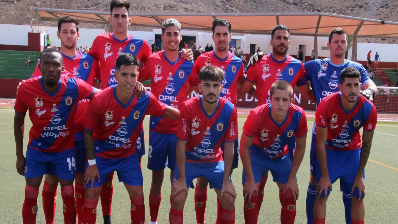 Equipo de la UD Lanzarote ante el Gran Tarajal.