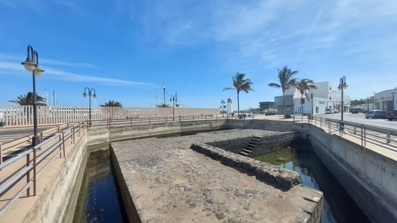 Primitivo muelle de Naos, hoy condenado en una urna de hormigón.