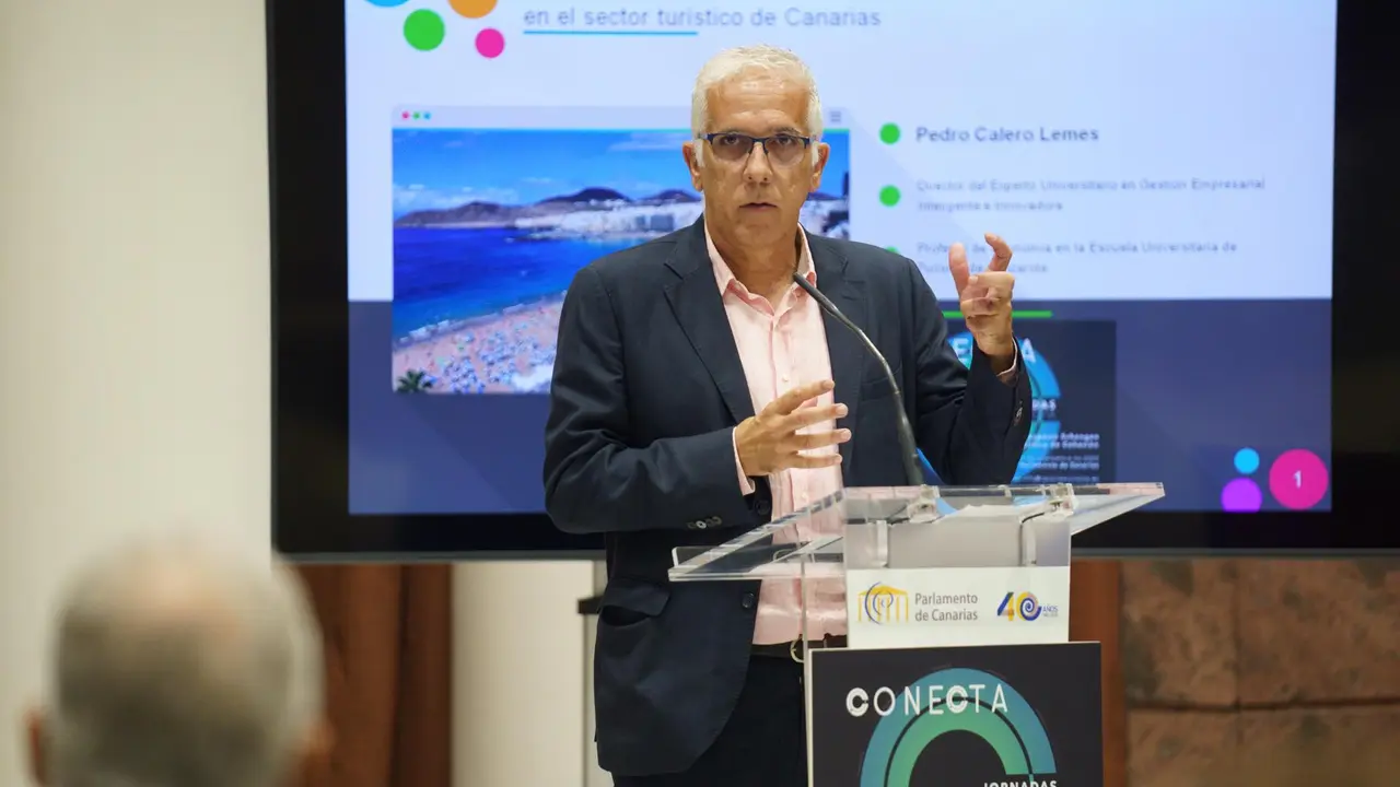Pedro Calero Lemes, expone la ponencia Emprendimiento e innovación entre la población inmigrante en el sector turístico de Canarias.