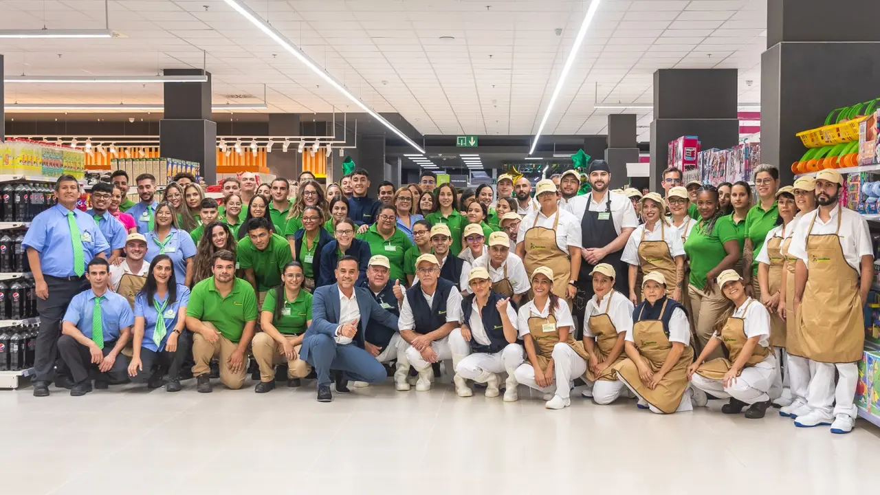 Equipo de la tienda HiperDino de Argana, en Lanzarote, en el momento de la inauguración.
