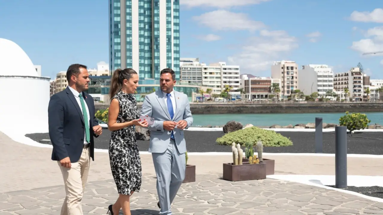 Jéssica de León con Yonathan de León y Jacobo Medina.