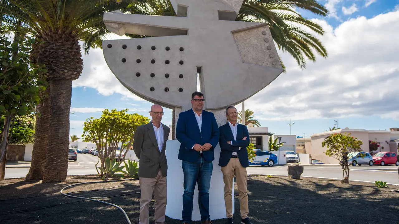 De izq a dcha, Eduardo Manrique, Isidro Pérez y Francisco Armas, delante de la escultura 'Alisio'.