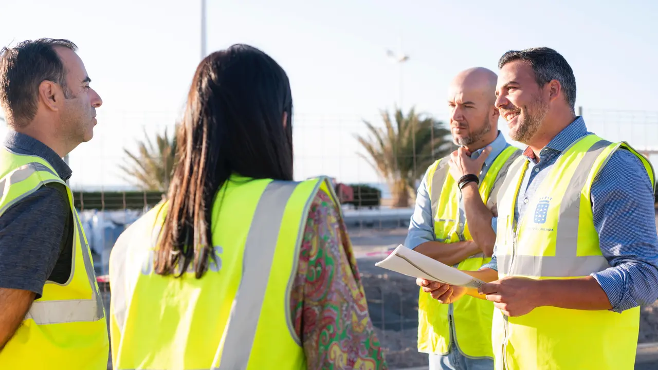Jacobo Medina junto a los ediles de San Bartolomé, Raúl de León entre ellos.