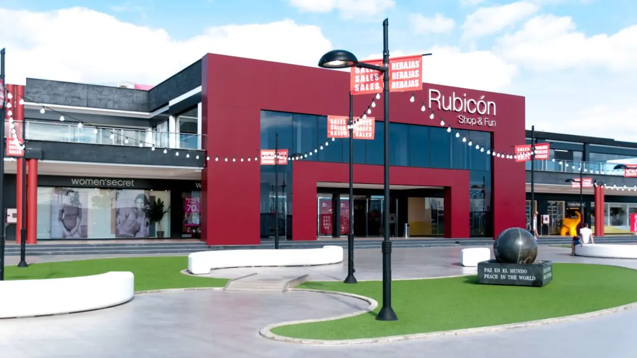 Centro Comercial Rubic&oacute;n, Playa Blanca.