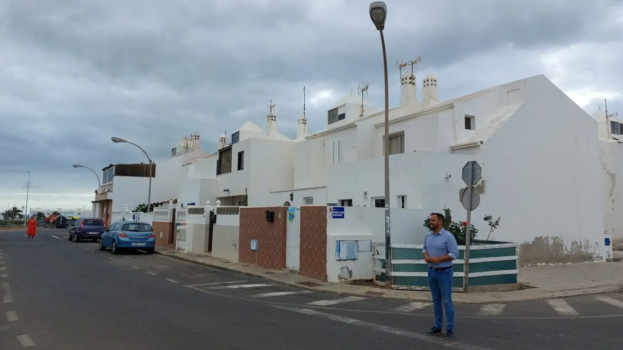 El alcalde de Arrecife en el barrio de Tinasoria.