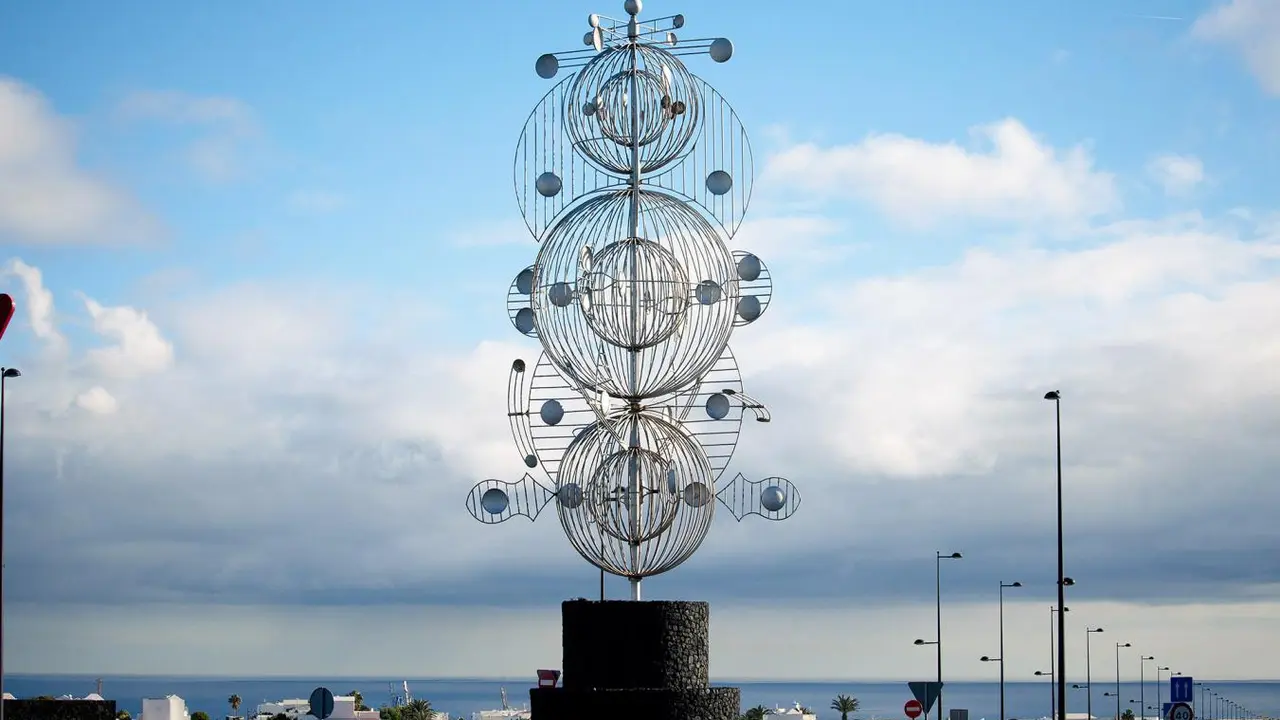 'Fobos' en su emplazamiento de la rontonda de la Fundación César Manrique.