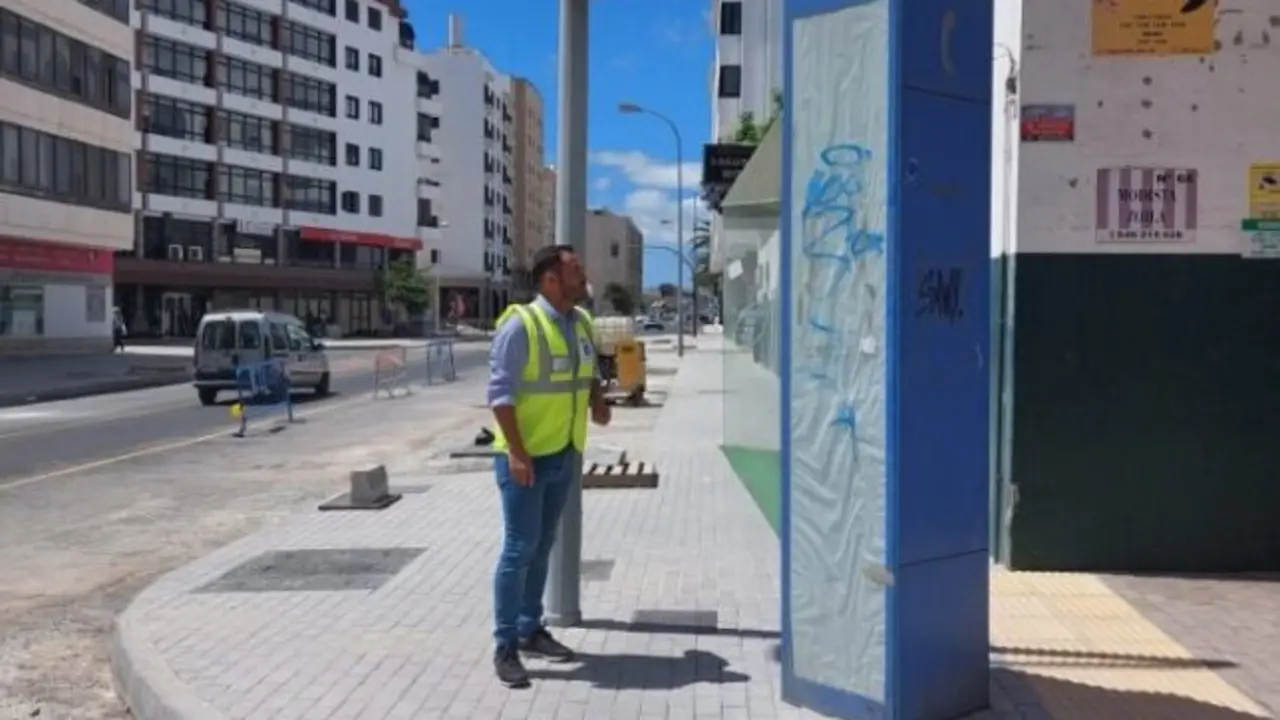 Retirada de cabinas telefónicas en Arrecife. (1)