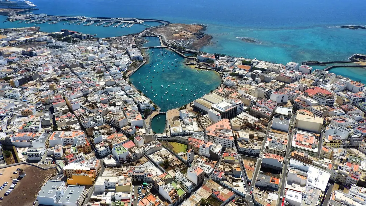 Arrecife y su marina.