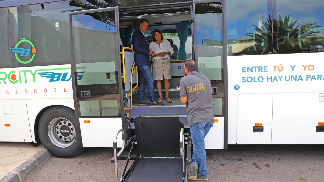 Presentación de nuevas guaguas interurbanas de Lanzarote.
