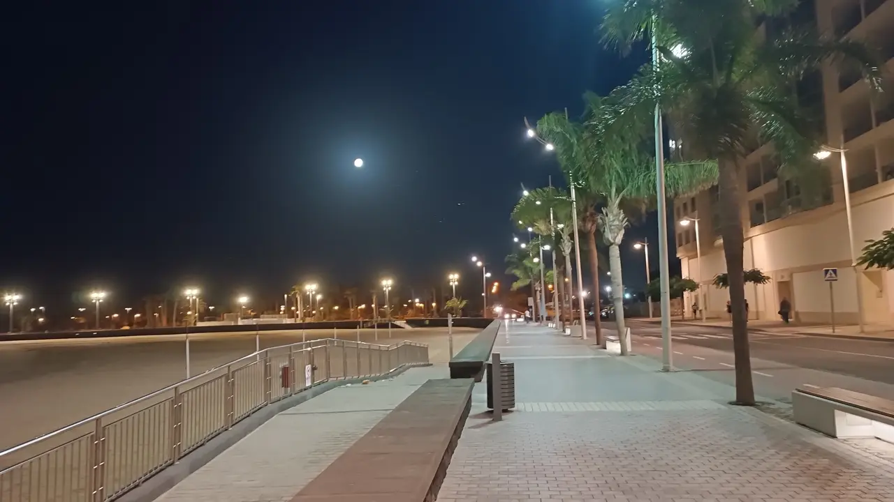 La acera de la playa El Reducto forma parte de la llamada Avenida del Colesterol, por donde muchas personas caminan o corren para mantenerse bien físicamente, sobre todo de madrugada y al atardecer.