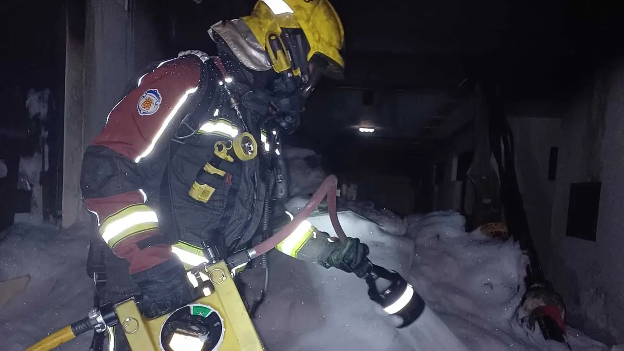 Los bomberos en acci&oacute;n.
