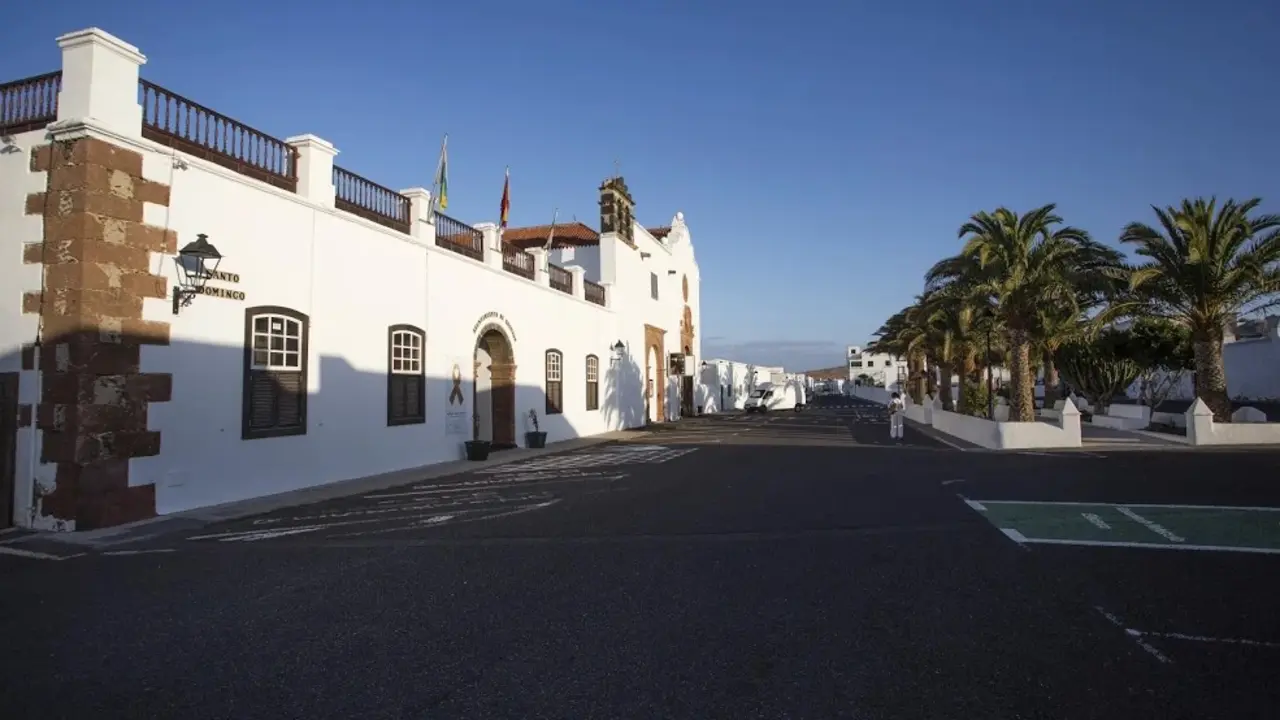 Ayuntamiento de Teguise y Convento de Santo Domingo.