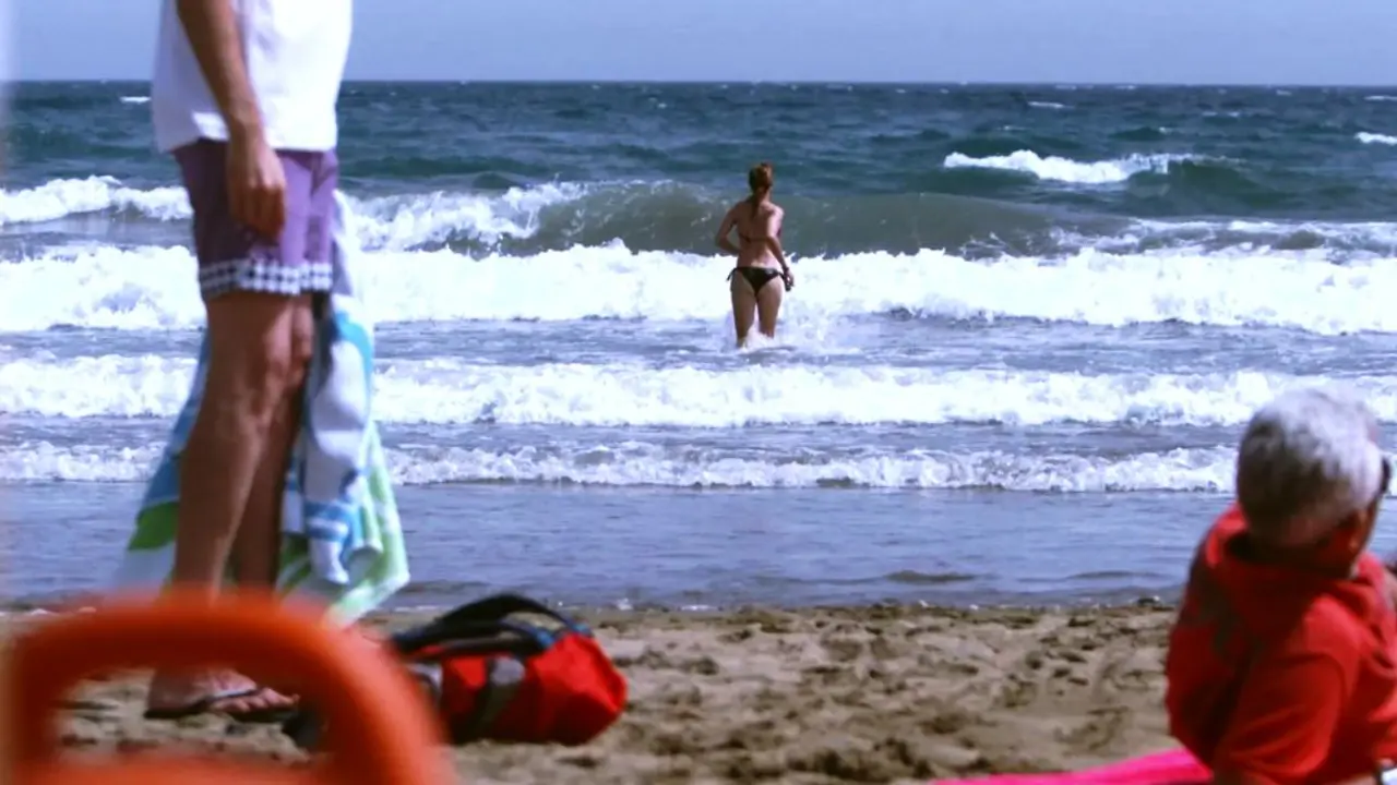 Una bañista en una playa canaria
