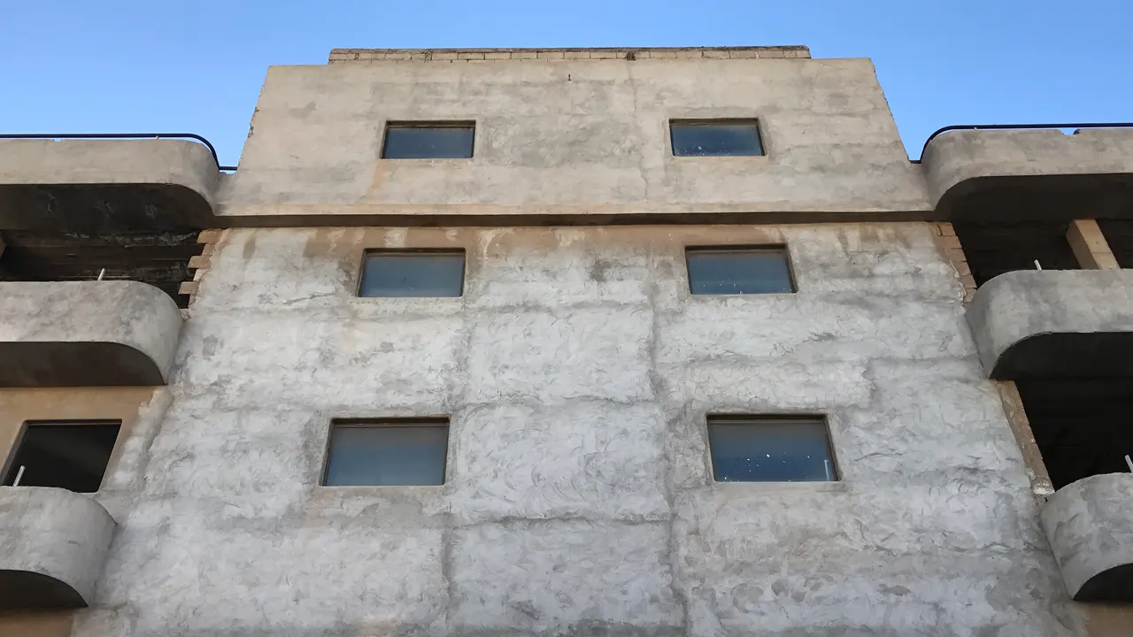 Edificio inacabado con fachada a las calles Coronel Bens, Triana y Uruguay, en Arrecife.