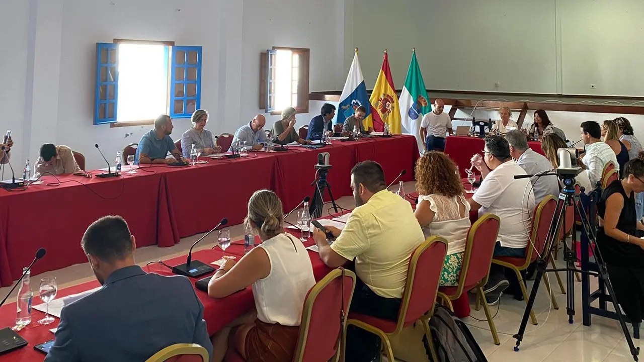 Imagen del Pleno de Teguise celebrado en La Graciosa.